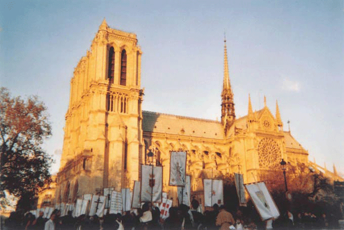 Paris – Procession de la Toussaint avec les bannières des saints et prière pour la France