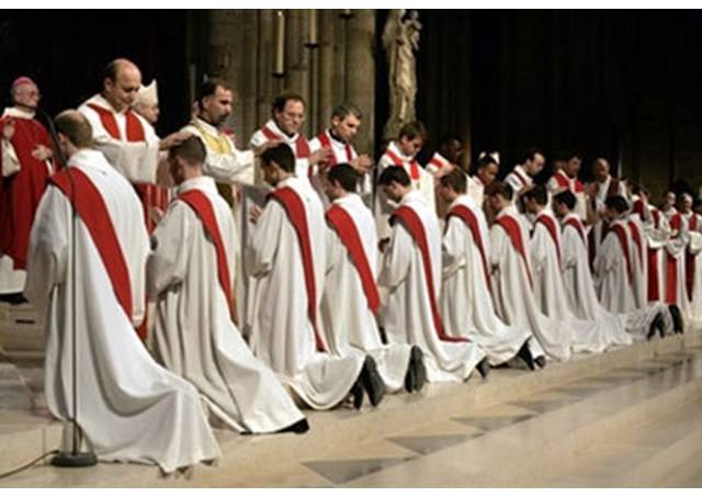 Vocation, le pape invite les pasteurs à quitter leur sacristie pour écouter les jeunes
