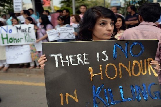 Pakistan : le Parlement vote une loi sanctionnant les « crimes d’honneur »