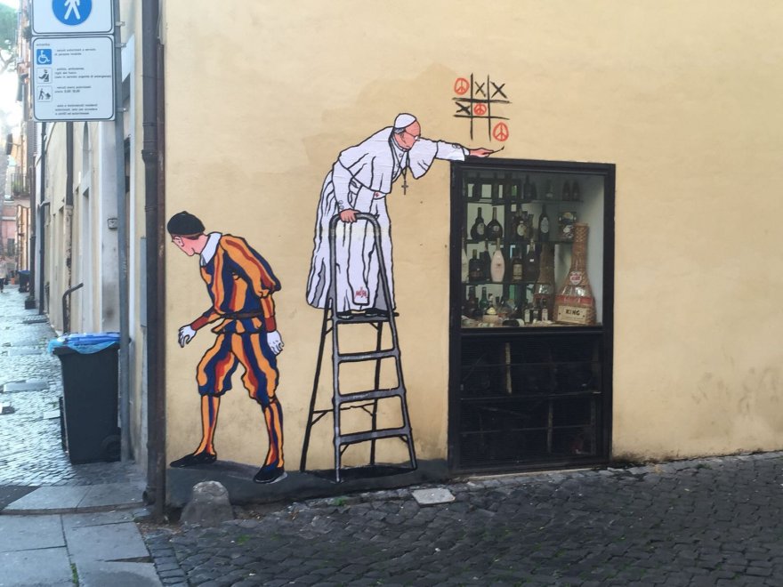 Graffitis du pape, la ville de Rome fait-elle du zèle ?