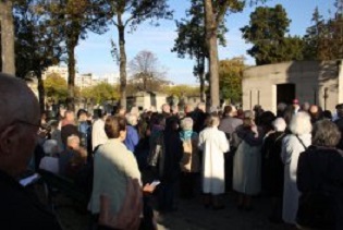 Paris – Prière pour les prêtres défunts au cimetière de Montparnasse le 2 novembre