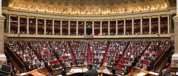 France: appel parlementaire au rétablissement de la liberté du culte