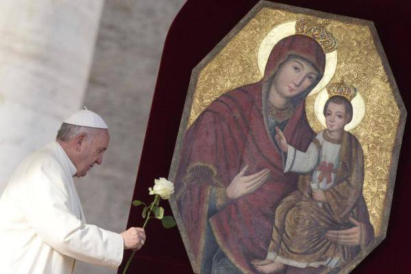 Le charisme des mères antidote à la colonisation idéologique – Pape François