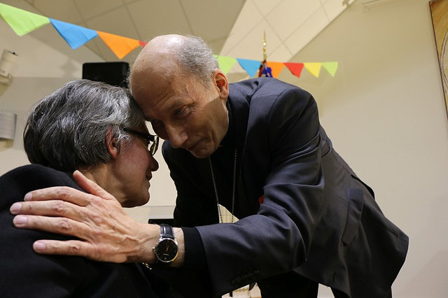 Mgr d’Ornellas reçoit la Légion d’Honneur et remercie les personnes handicapées, « ses maîtres »