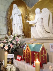 L’Ile-Bouchard – Action de grâce pour l’installation du reliquaire double Mère Teresa & Jean-Paul II
