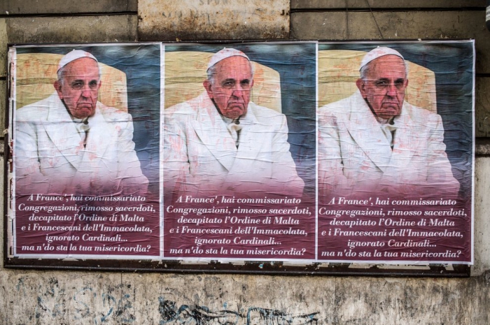 Une première historique : des manifestes contre le pape sur les murs de Rome