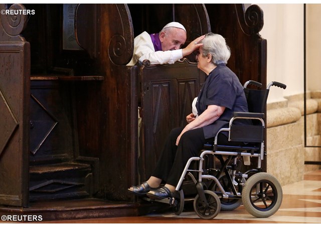 Catéchèse – L’espérance est aussi ecclésiale dit le pape qui définit en même temps la compassion