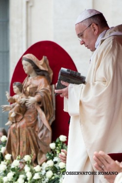 « Cette mode de la Vierge Marie superstar, comme une protagoniste qui se met au centre, n’est pas catholique » rappelle le pape