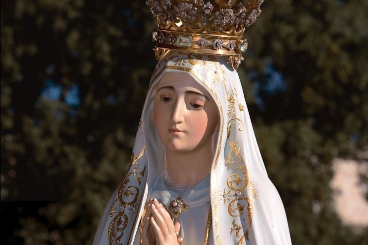 La statue pèlerine de Notre-Dame de Fatima accueillie dans les Yvelines