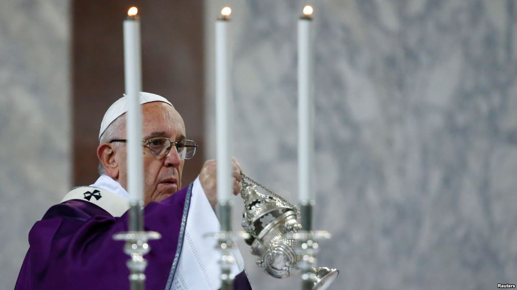 L’abandon du latin et la modernité ont parfois conduit à une certaine médiocrité de la liturgie, regrette le pape