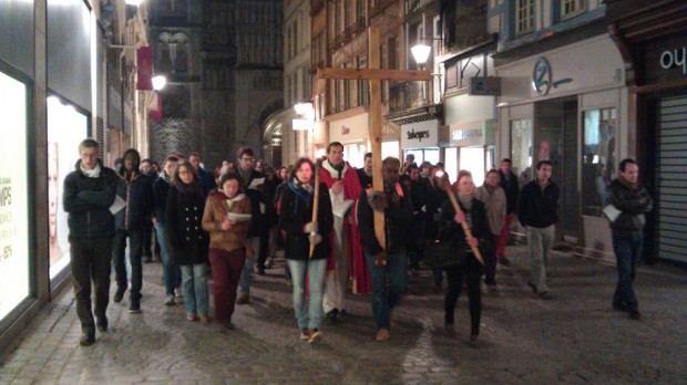 Chemin de croix des jeunes dans les rues de Rouen