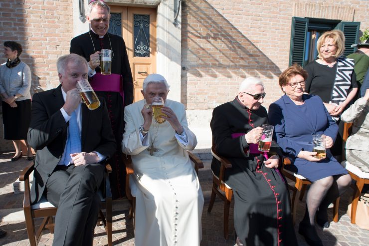 90 ans de Benoît XVI – Chope de bière, costume bavarois et action de grâces