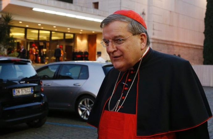 Le Cardical Burke dénonce le « mauvais état » du collège cardinalice et l’accord avec la Chine