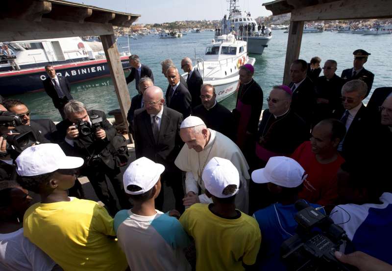 Messe pour les migrants : le pape prend la défense des pauvres “piétinés”