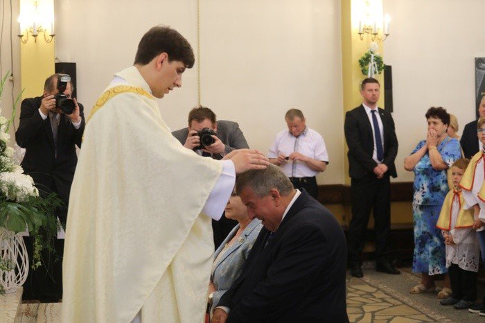 La photo du jour – Un premier ministre béni par son fils jeune prêtre
