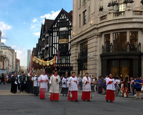 Procession pour la Fête-Dieu dans le centre de Londres