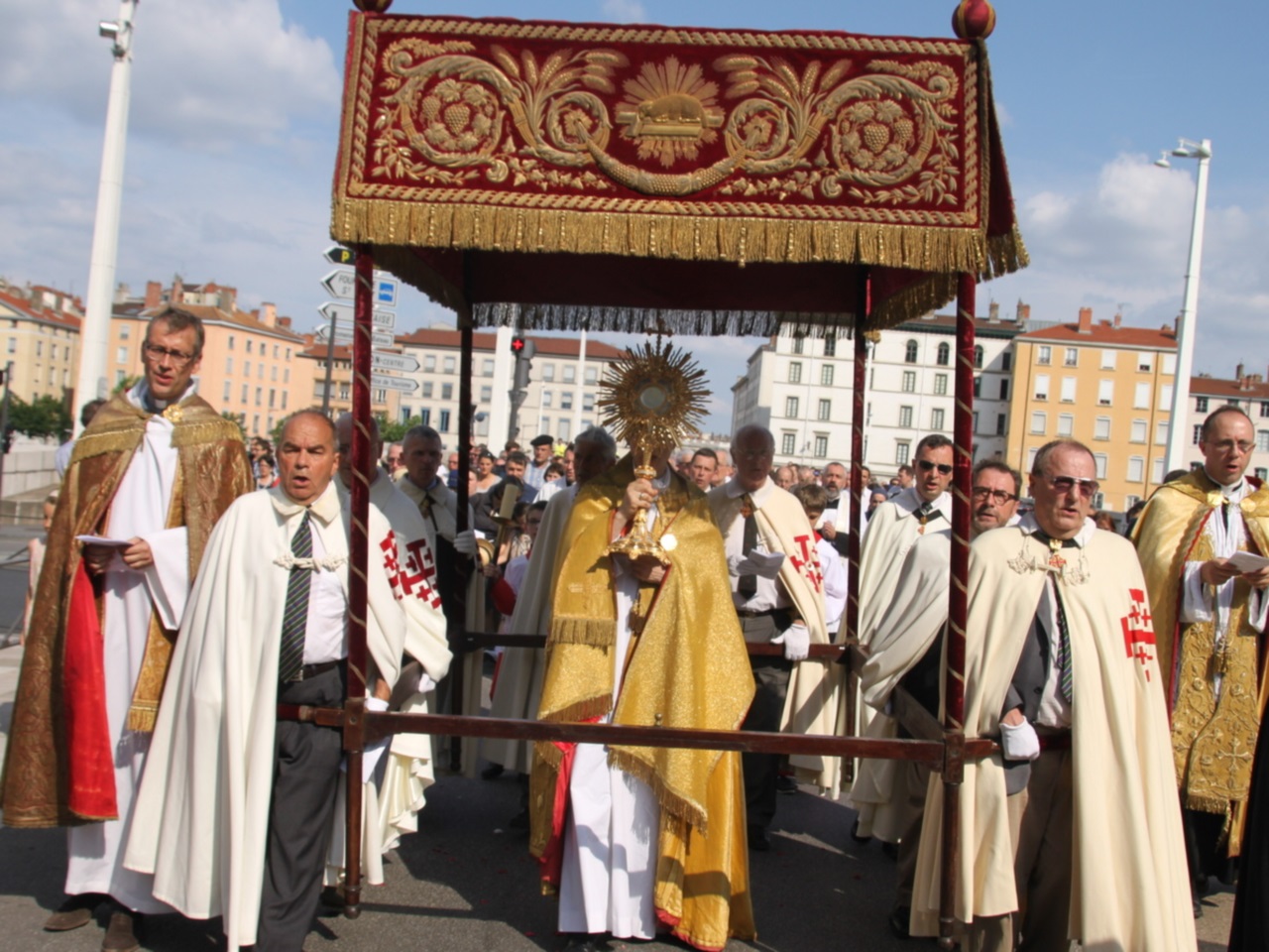 Lyon – Procession Eucharistique de la Fête-Dieu