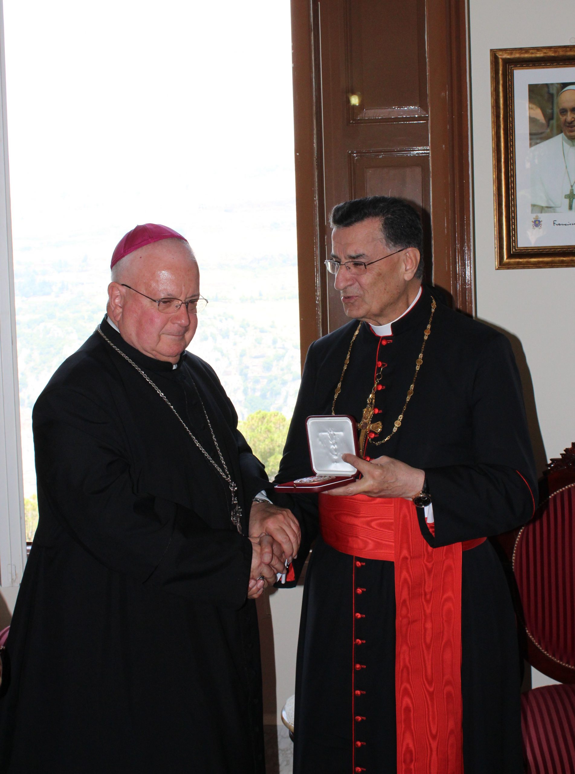 Mgr Raffin a reçu la médaille du Patriarcat maronite et est Officier dans l’Ordre National du Cèdre