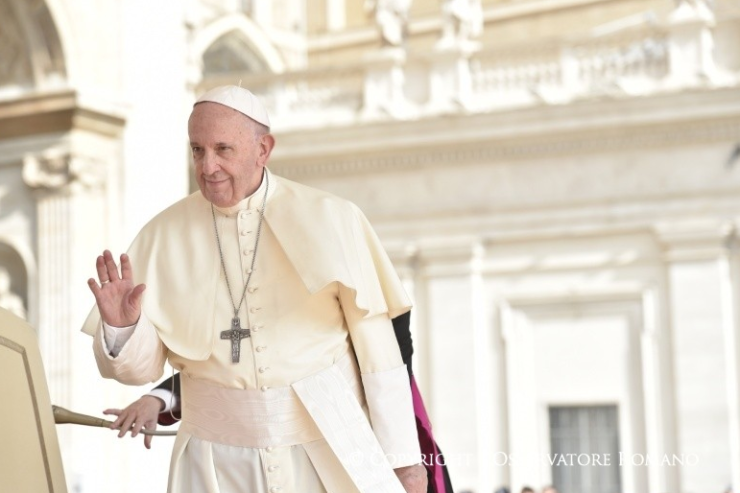 Le faux discours du pape sur le bonheur court toujours