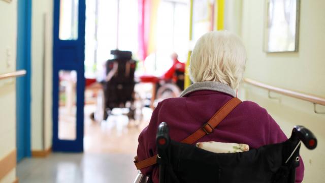Serions-nous en train de pousser les “vieux” vers l’euthanasie ?