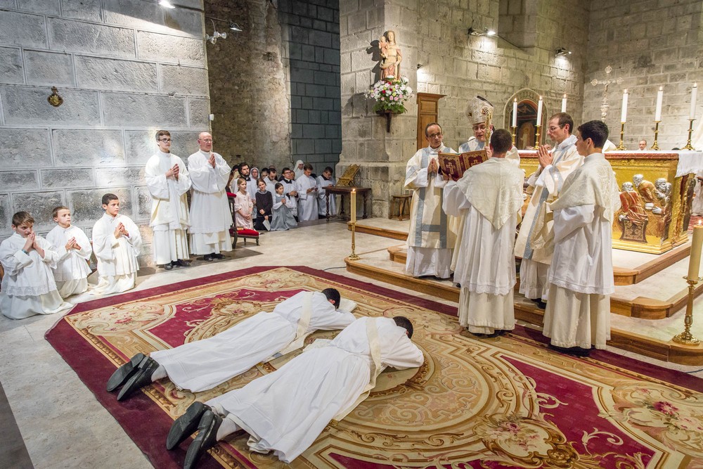 Ordination de deux prêtres par Mgr Turini à l’Abbaye de Lagrasse