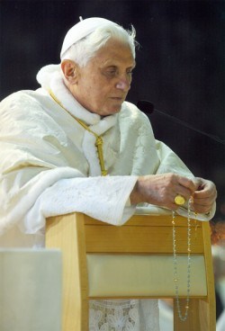 Benoît XVI parle du rosaire