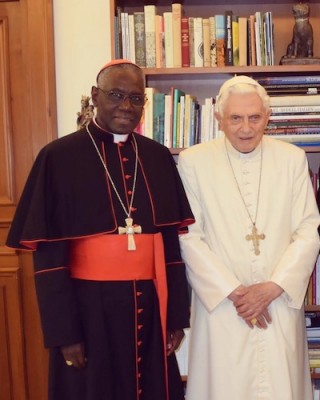 Quand les catéchèses du pape sur la messe sont inspirées du cardinal Sarah et de Benoît XVI