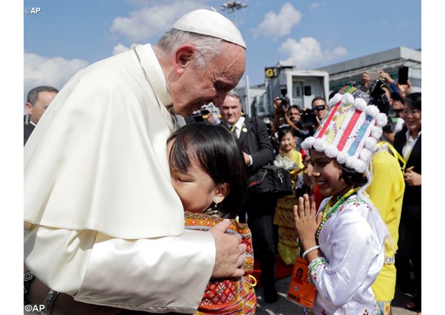 Premiers pas historiques d’un pape en Birmanie