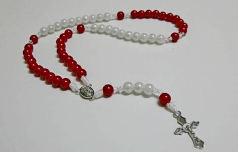 Indonésie – Un rosaire rouge et blanc pour l’unité nationale : 100% catholique et 100% Indonésien