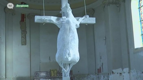 Belgique – Une vache crucifiée trône dans une église