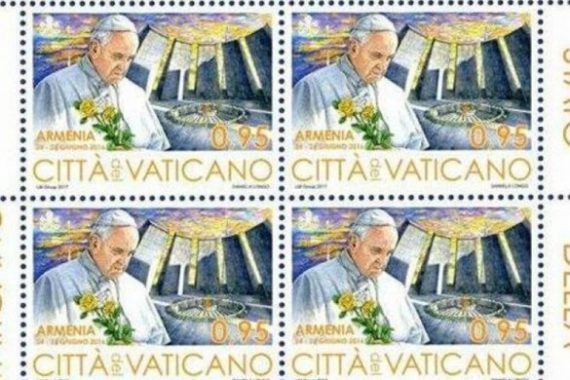 Un timbre du Vatican à l’effigie du pape François devant le mémorial du génocide des Arméniens