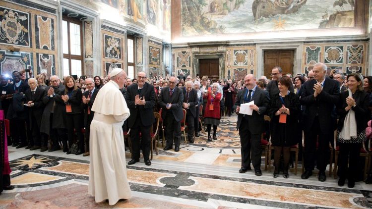 Le Pape appelle les écoles et les familles à renouer leur «alliance éducative»