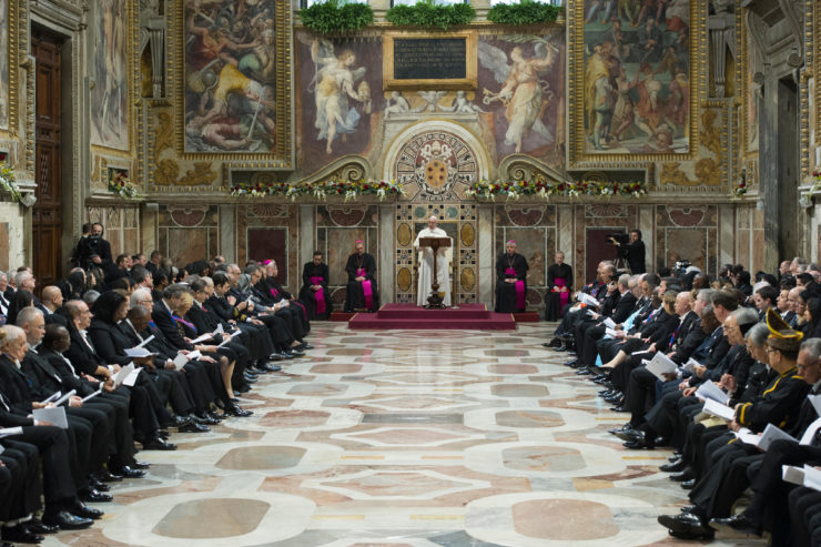 Pape François – Il est urgent qu’on entreprenne de réelles politiques de soutien aux familles.