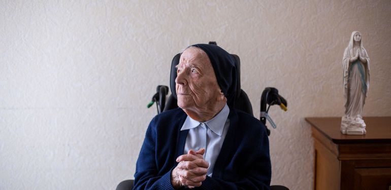 La doyenne des Français, sœur André fête ses 114 ans