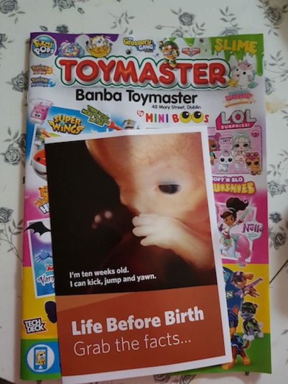 Irlande – Un dépliant anti-avortement distribué en même temps que le catalogue du marchand de jouets Banba Toymaster fait scandale