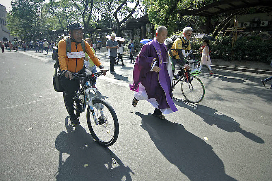Philippines – le « prêtre à vélo » devient ermite