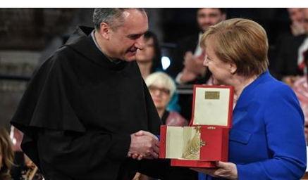 Angela Merkel reçoit le Prix Nobel « catholique »