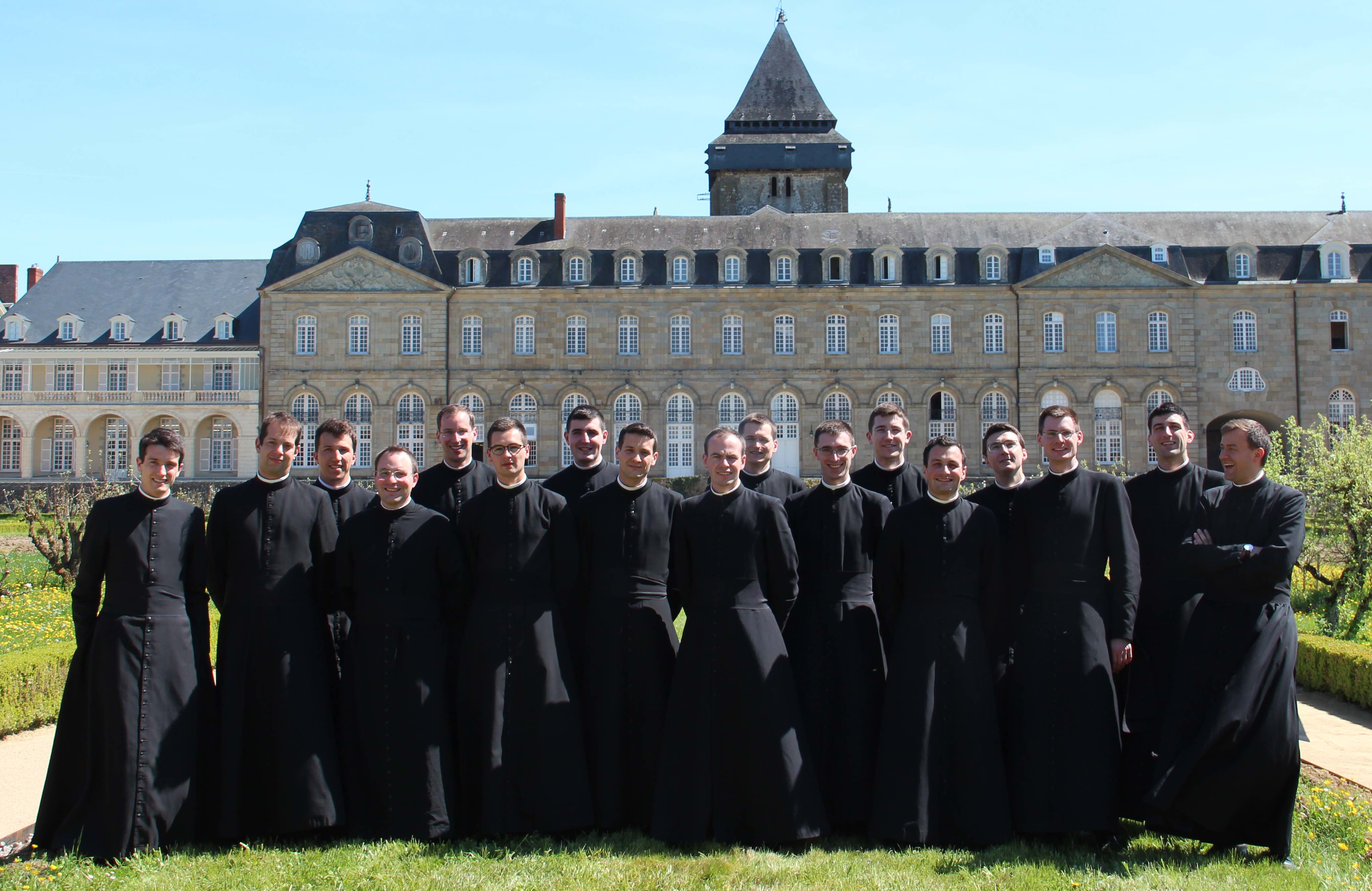 France: Appel aux ordres de huit nouveaux prêtres et de neuf nouveaux diacres pour la communauté Saint-Martin