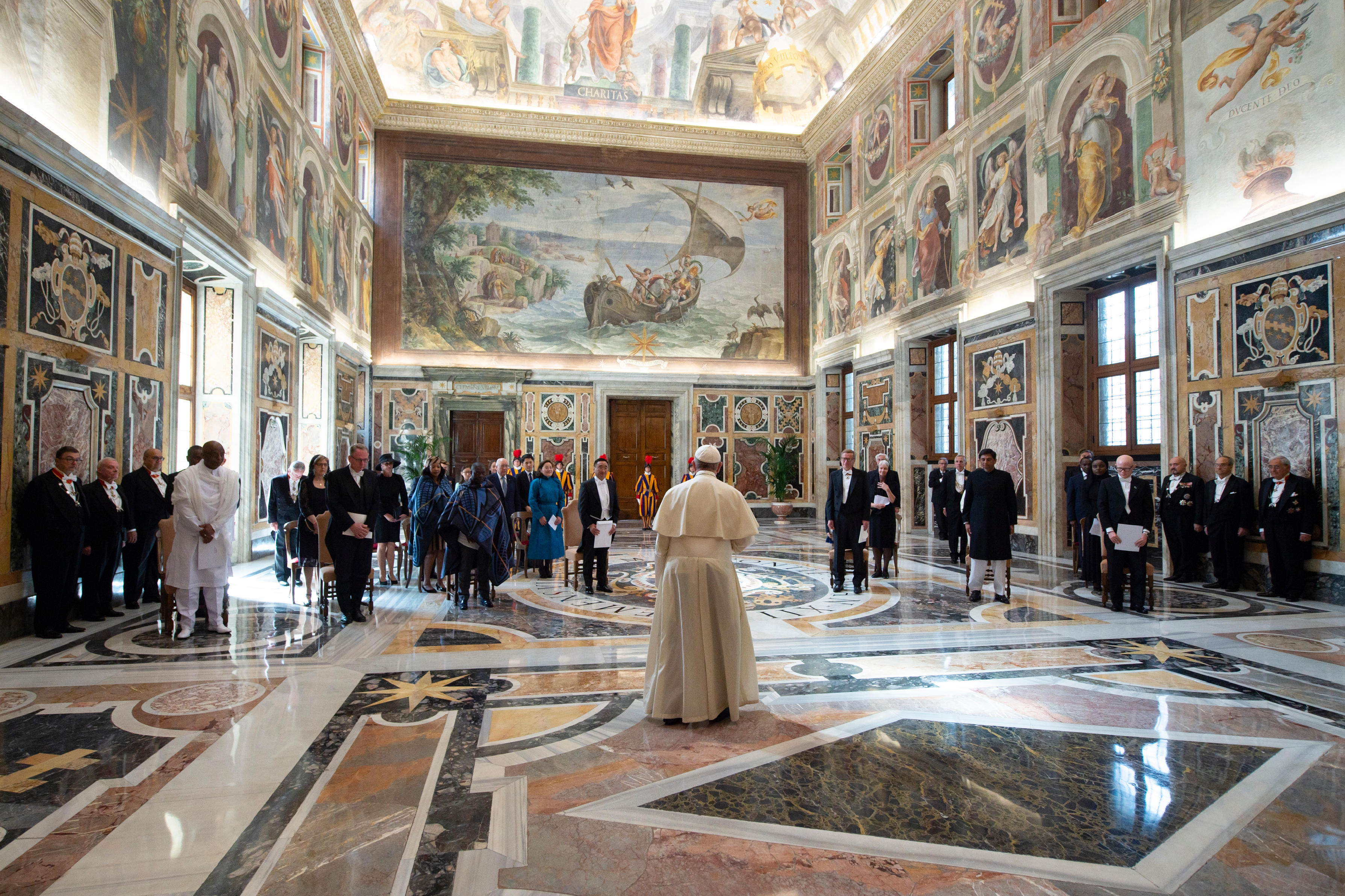“La finalité de toute l’activité diplomatique doit être le développement” dit le pape François