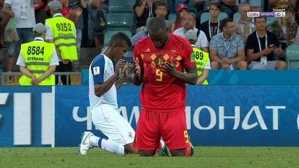 Coupe du monde : le joueur de la Belgique, Lukaku, prie après la fin du match