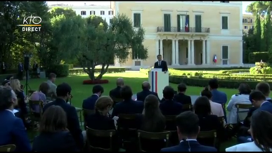 Macron rend compte à la presse de sa visite au Vatican