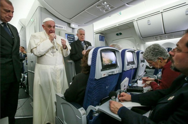 Sur l'”affaire McCarrick”, le pape demande aux journalistes de faire leur travail