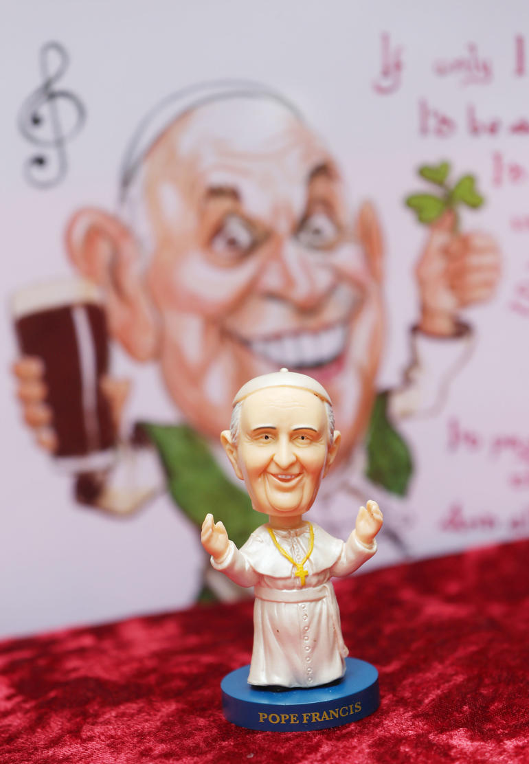 Photos du jour : le pape François, figurine touristique en Irlande…