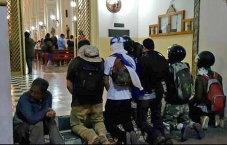 Nicaragua : les forces gouvernementales font le siège de l’église de La Trinidad