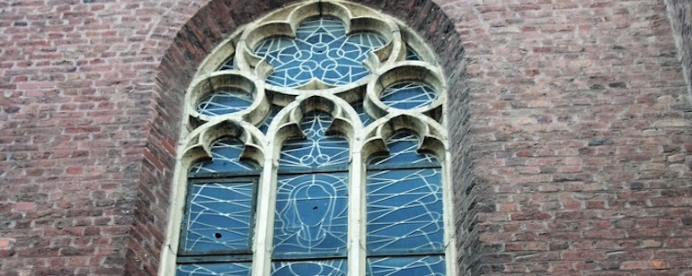 Tirs contre les vitraux d’une église d’Aix-la-Chapelle