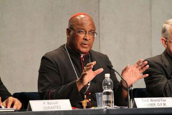 Le cardinal Napier fait le lien entre les agressions sexuelles dans l’Eglise et l'”activité homosexuelle”