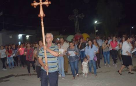 Iraq : Procession des chrétiens de Karamles pour leur retour chez eux quatre ans après l’invasion djihadiste
