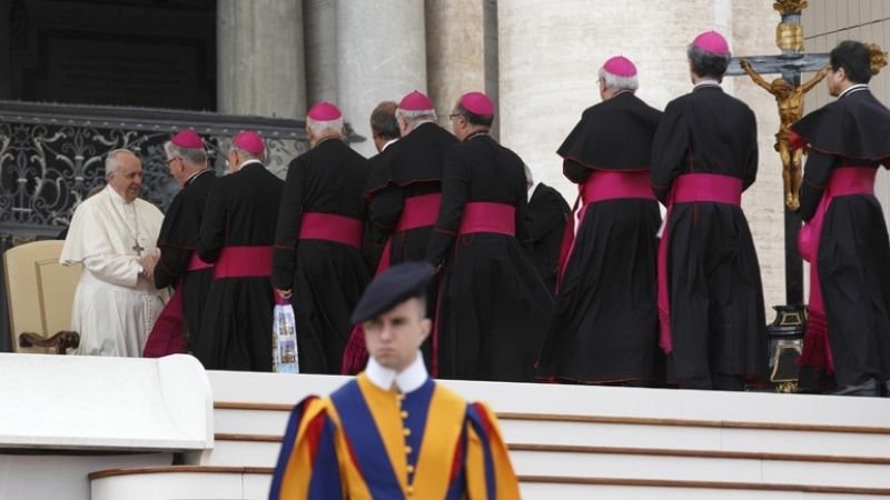 Rome: le pape François reçoit de jeunes évêques