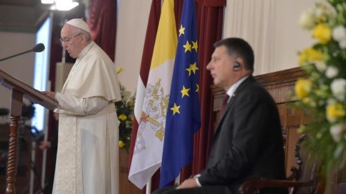 En Lettonie, le Pape invite à faire primer la vie sur l’économie