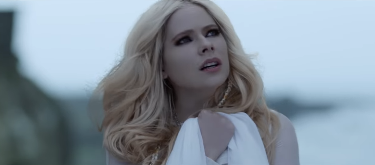 Atteinte de la maladie de Lyme et aux portes de la mort, la « Pop Punk Queen » Avril Lavigne crie à Dieu